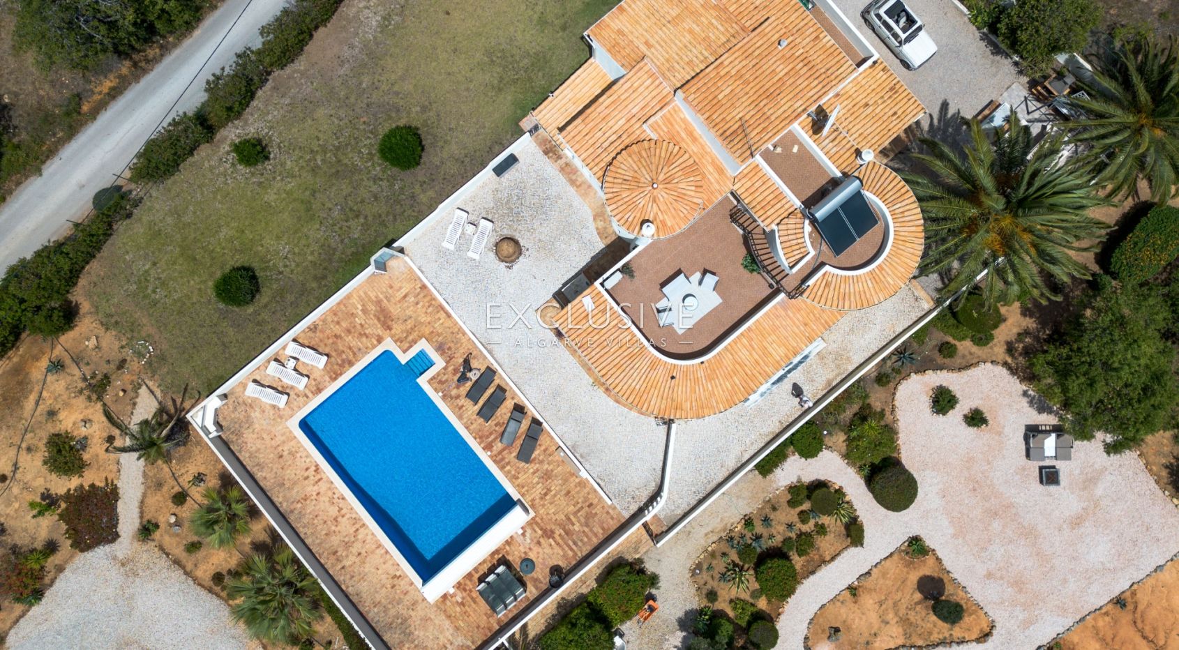 Exklusive Villa mit 4+1 Schlafzimmern und beheiztem Pool auf einem 7910 m² großen Grundstück in Porc