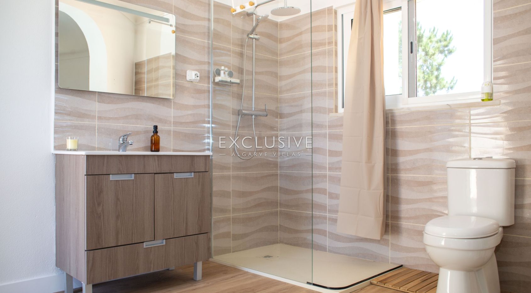 Exklusive Villa mit 4+1 Schlafzimmern und beheiztem Pool auf einem 7910 m² großen Grundstück in Porc