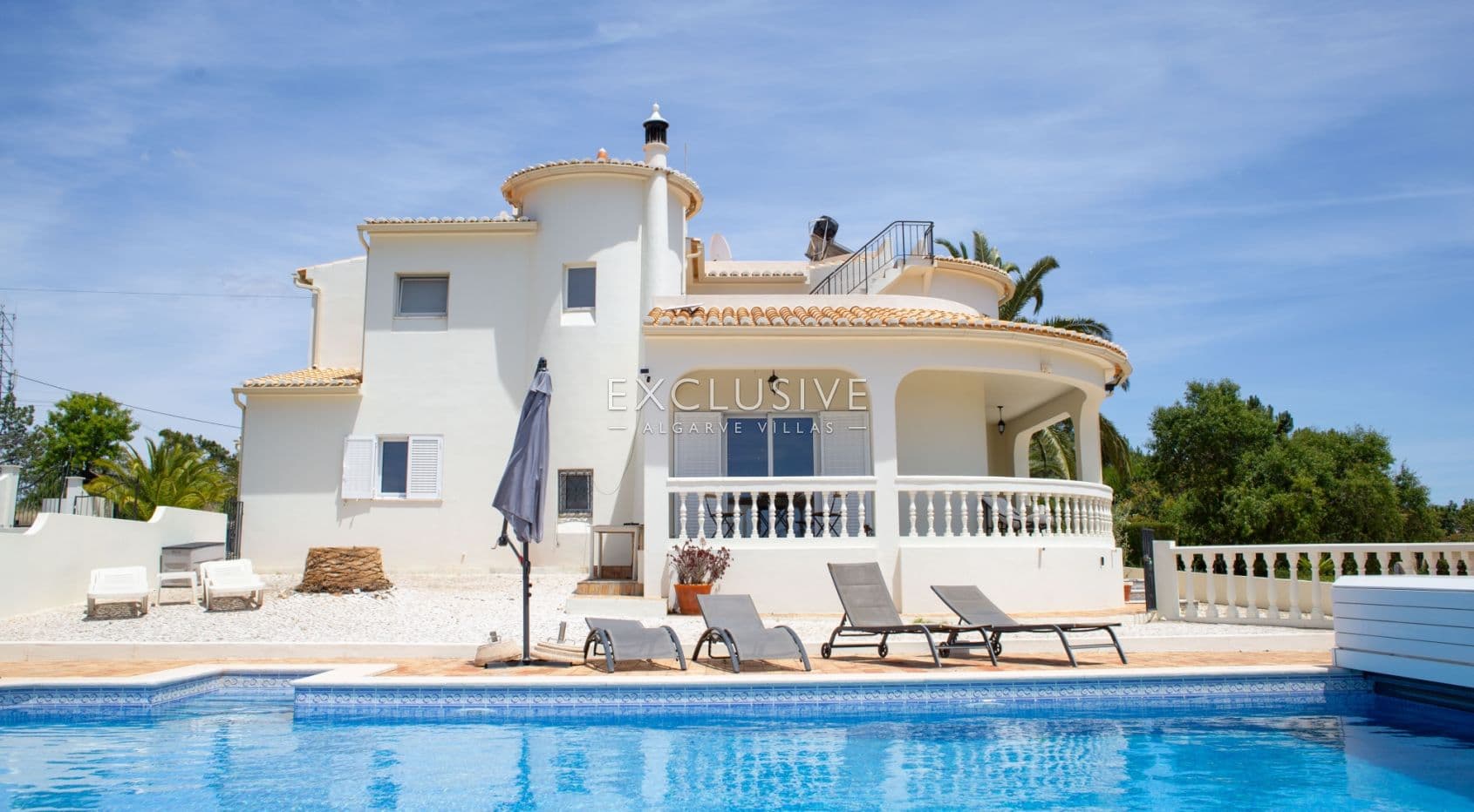 Exklusive Villa mit 4+1 Schlafzimmern und beheiztem Pool auf einem 7910 m² großen Grundstück in Porc-1
