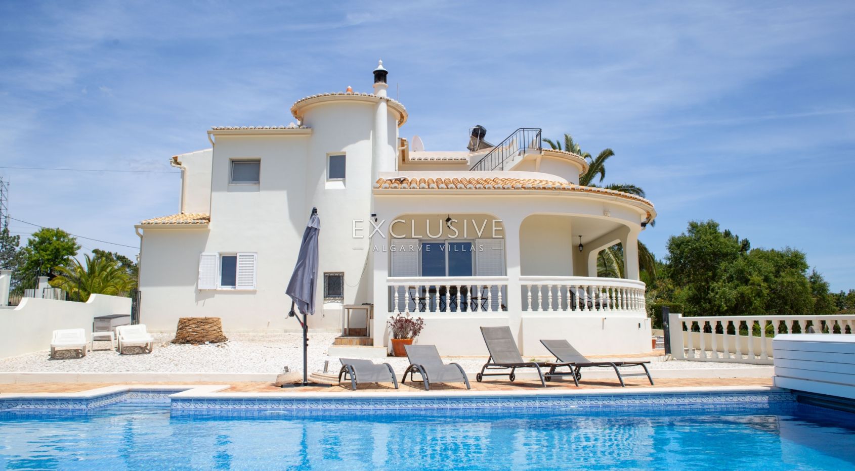 Exklusive Villa mit 4+1 Schlafzimmern und beheiztem Pool auf einem 7910 m² großen Grundstück in Porc