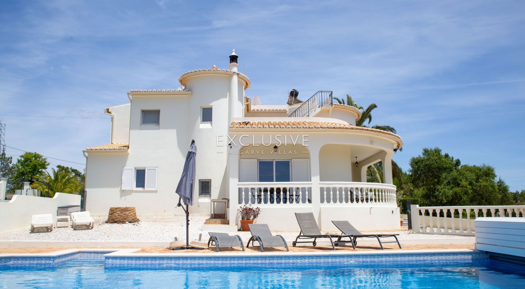 Exklusive Villa mit 4+1 Schlafzimmern und beheiztem Pool auf einem 7910 m² großen Grundstück in Porc