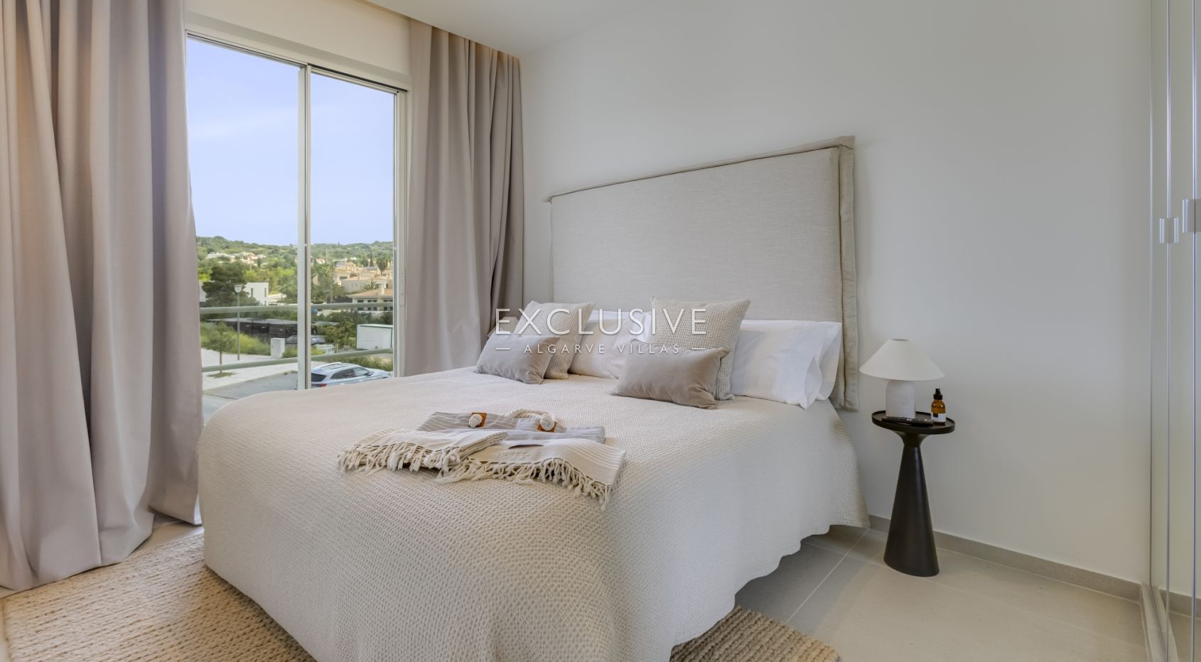 Entdecken Sie eine atemberaubende neue 3-Schlafzimmer-Villa in Santa Bárbara de Nexe, Al