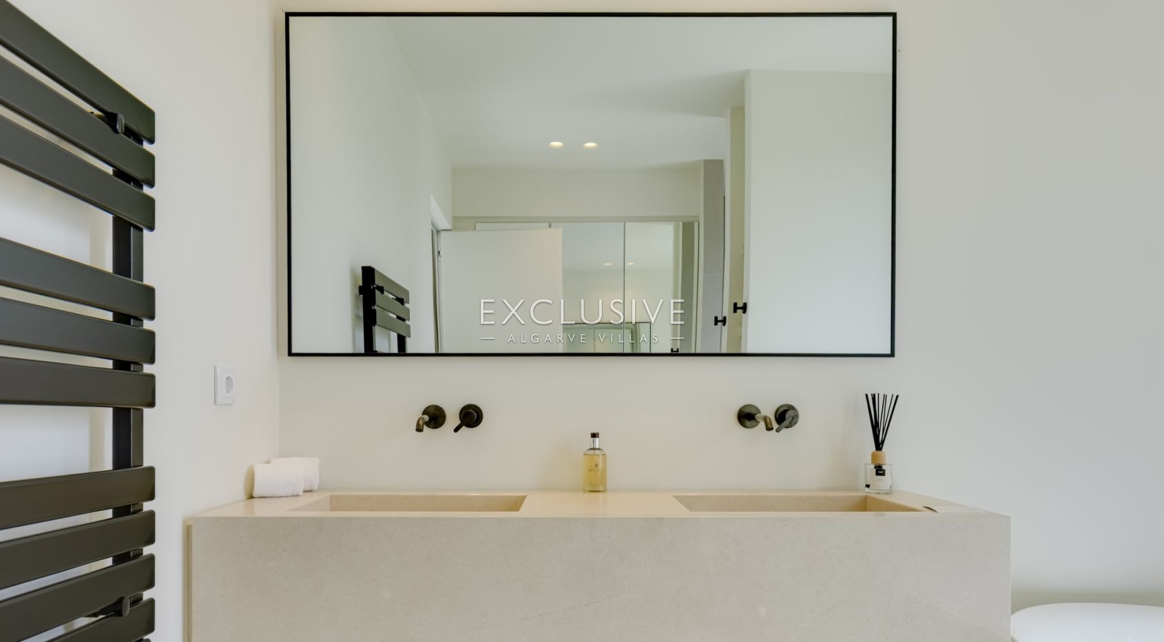 Entdecken Sie eine atemberaubende neue 3-Schlafzimmer-Villa in Santa Bárbara de Nexe, Al