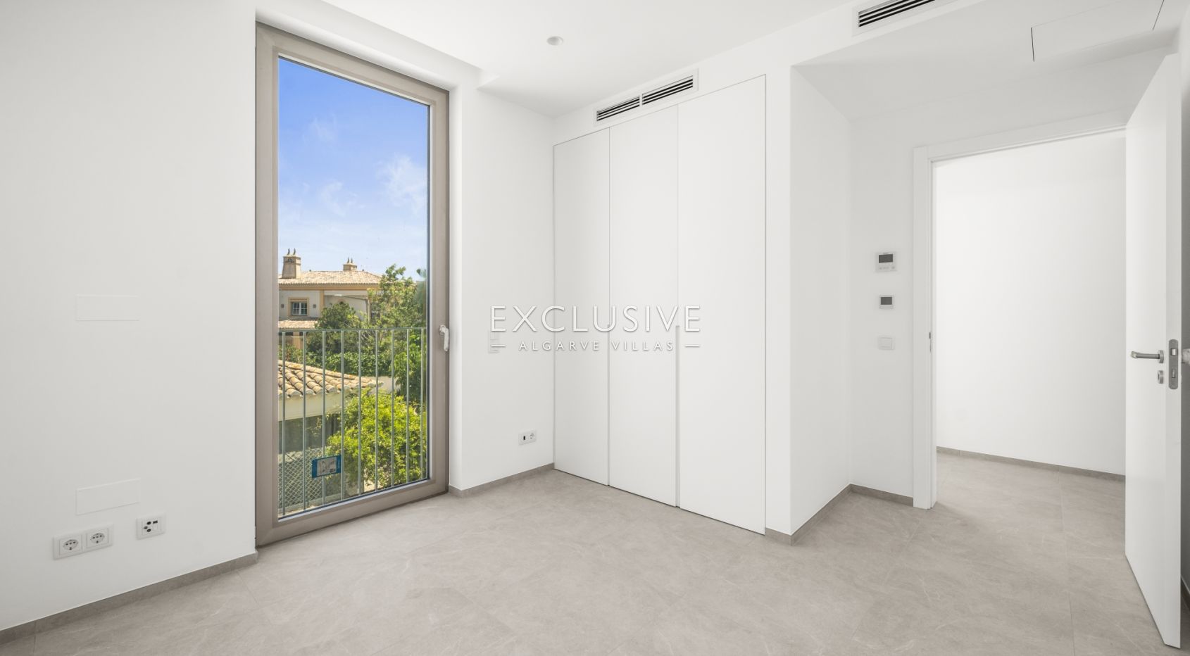Brandneue Reihenvilla mit 2+1 Schlafzimmern und eigener Dachterrasse in Lagos an der Algarve zu verk