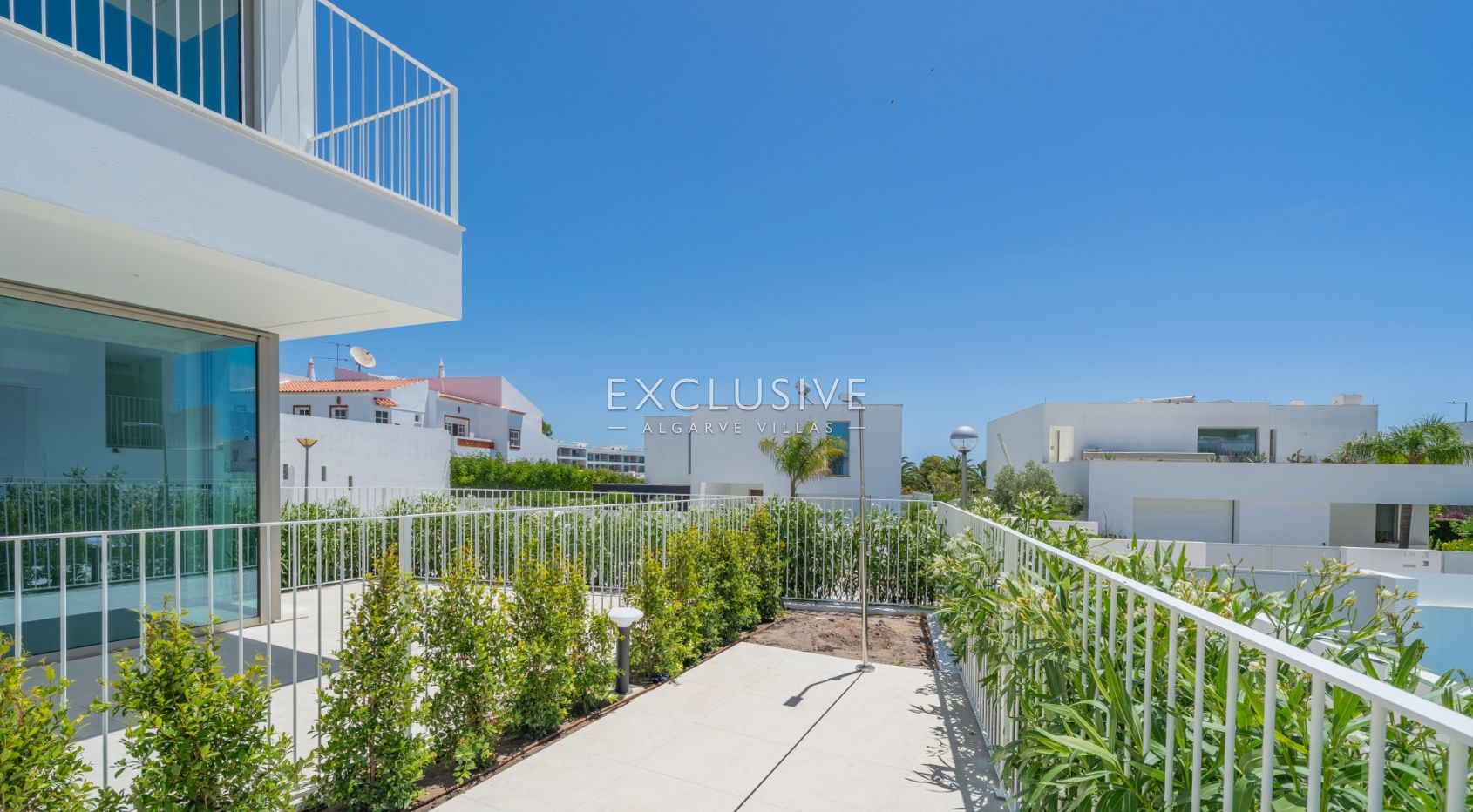 Brandneue Reihenvilla mit 2+1 Schlafzimmern und eigener Dachterrasse in Lagos an der Algarve zu verk