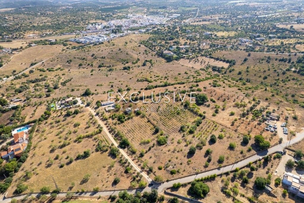Grundstück mit Ruinen, Meer- und Golfblick in der Nähe des Golfplatzes in Lagoa