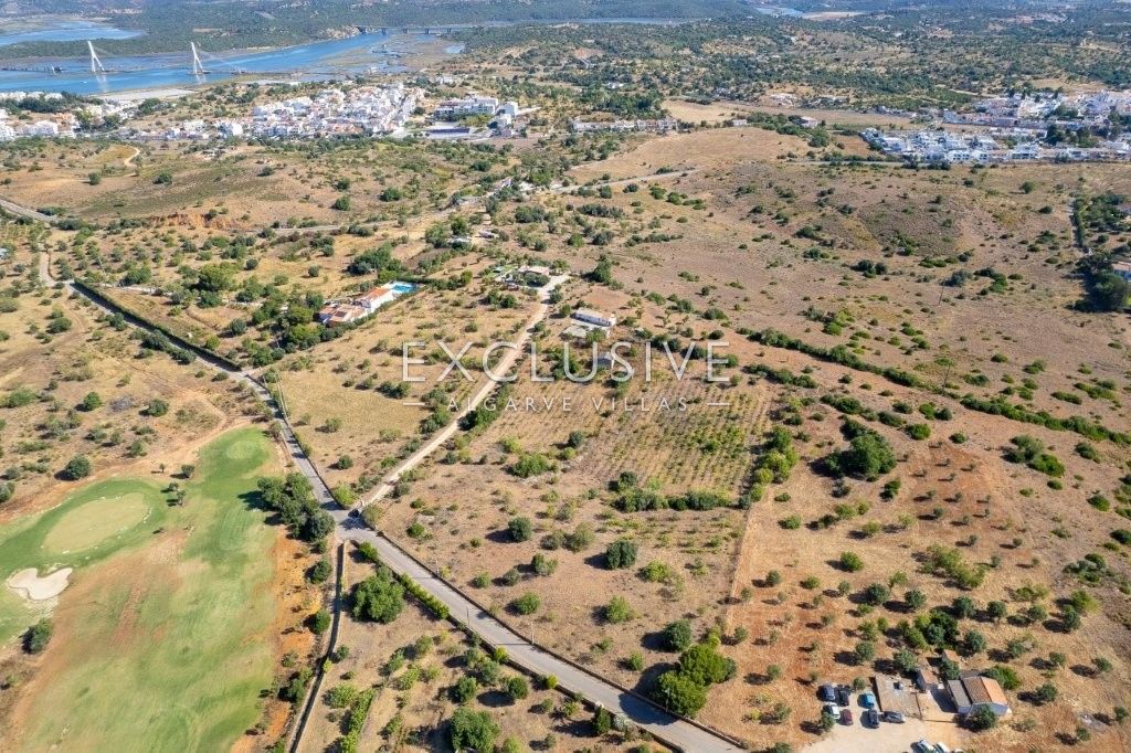 Grundstück mit Ruinen, Meer- und Golfblick in der Nähe des Golfplatzes in Lagoa