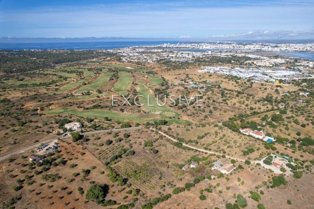 Grundstück mit Ruinen, Meer- und Golfblick in der Nähe des Golfplatzes in Lagoa