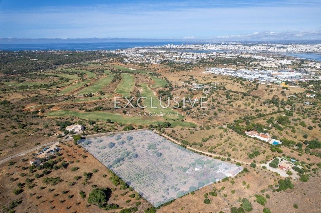 Grundstück mit Ruinen, Meer- und Golfblick in der Nähe des Golfplatzes in Lagoa
