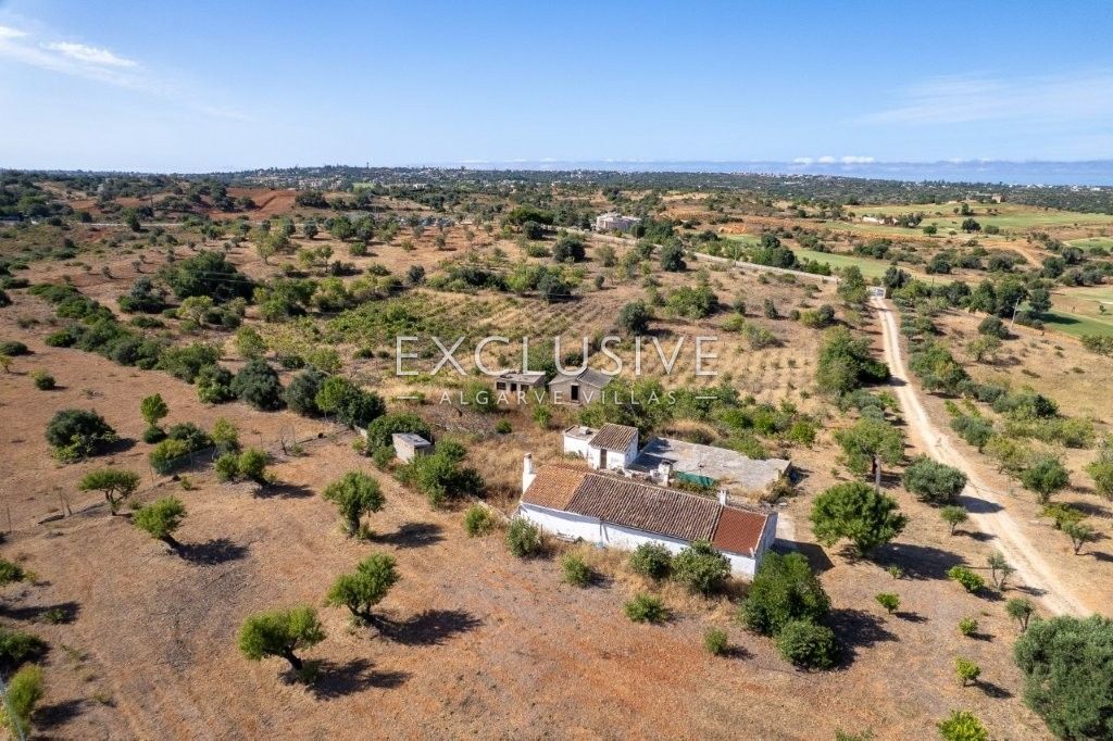 Grundstück mit Ruinen, Meer- und Golfblick in der Nähe des Golfplatzes in Lagoa