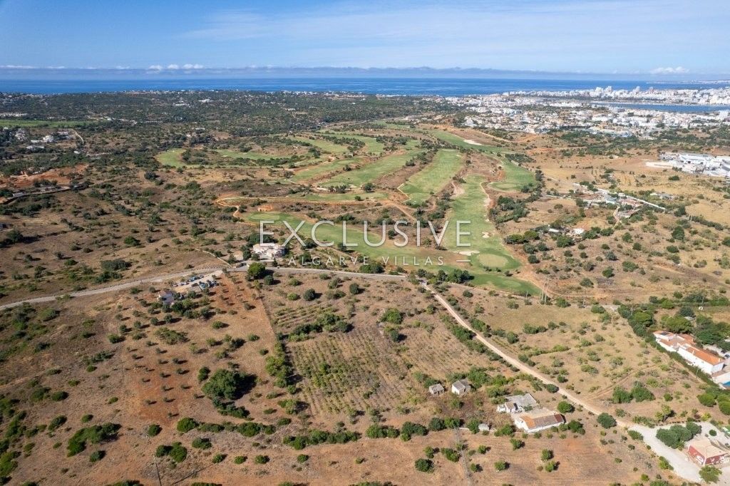 Grundstück mit Ruinen, Meer- und Golfblick in der Nähe des Golfplatzes in Lagoa