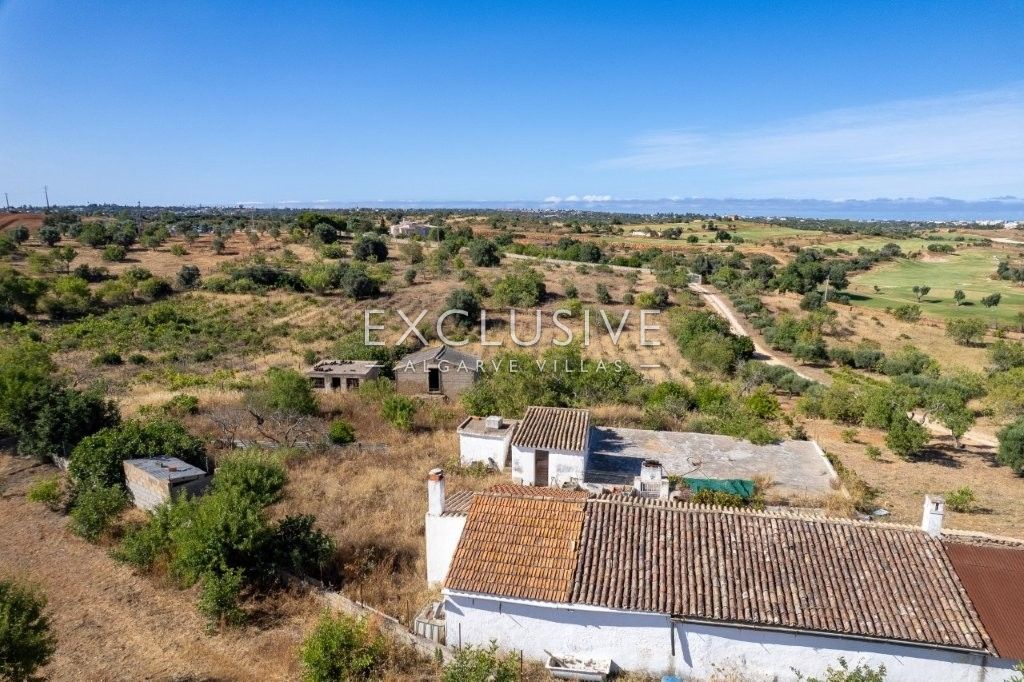 Grundstück mit Ruinen, Meer- und Golfblick in der Nähe des Golfplatzes in Lagoa