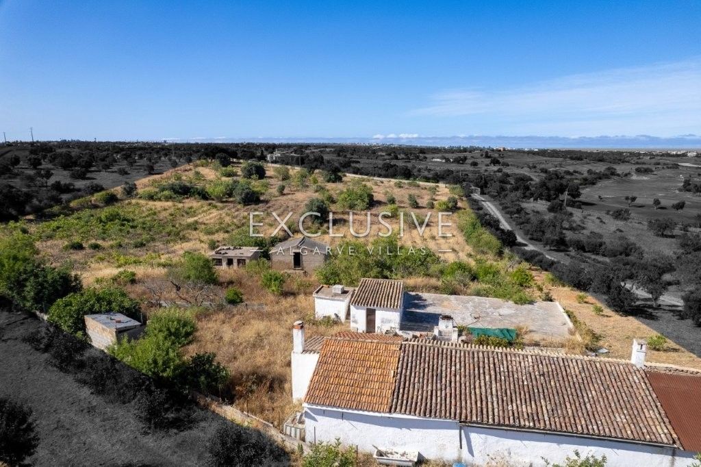 Grundstück mit Ruinen, Meer- und Golfblick in der Nähe des Golfplatzes in Lagoa