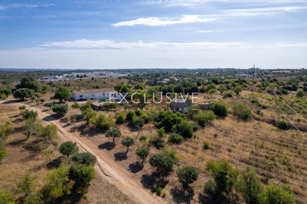 Grundstück mit Ruinen, Meer- und Golfblick in der Nähe des Golfplatzes in Lagoa