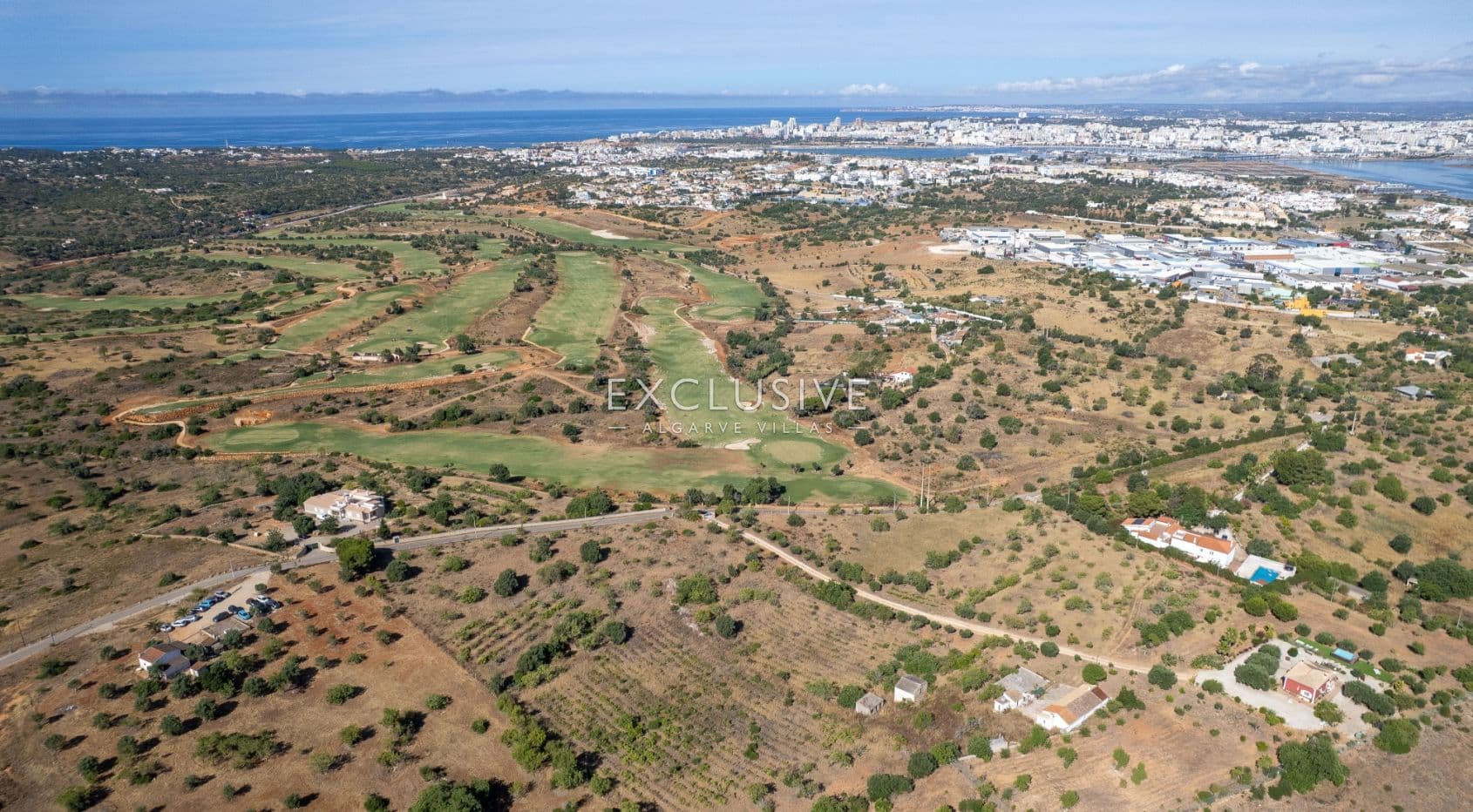 Perceel met ruïnes, uitzicht op zee en op de golfbaan vlakbij de golfbaan in Lagoa, Algarve