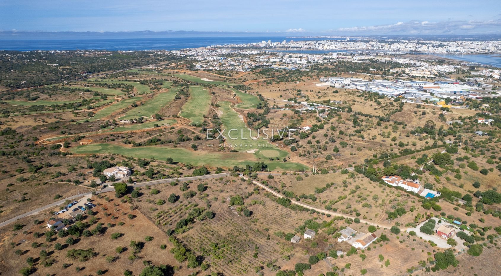 Grundstück mit Ruinen, Meer- und Golfblick in der Nähe des Golfplatzes in Lagoa