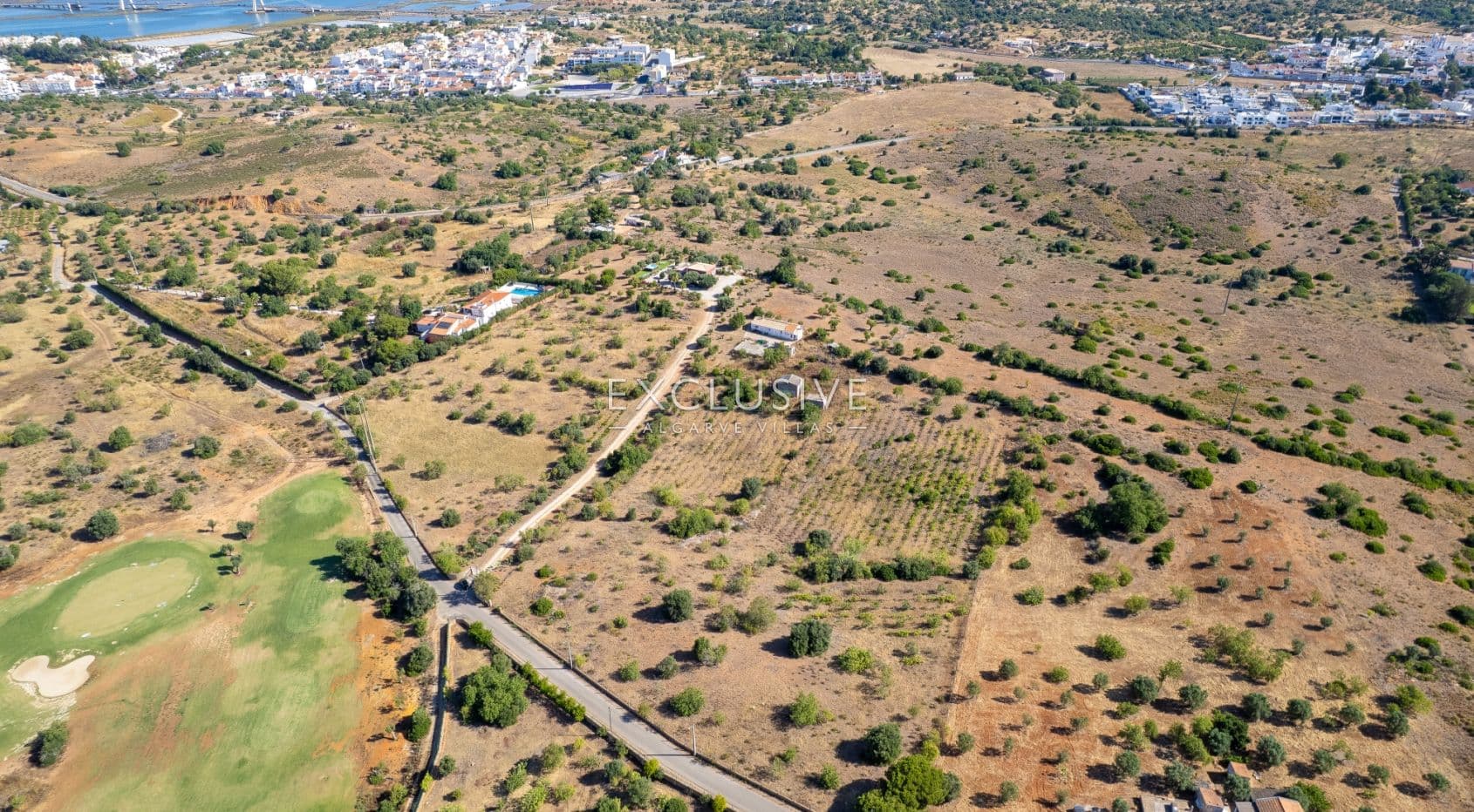 Perceel met ruïnes, uitzicht op zee en op de golfbaan vlakbij de golfbaan in Lagoa, Algarve