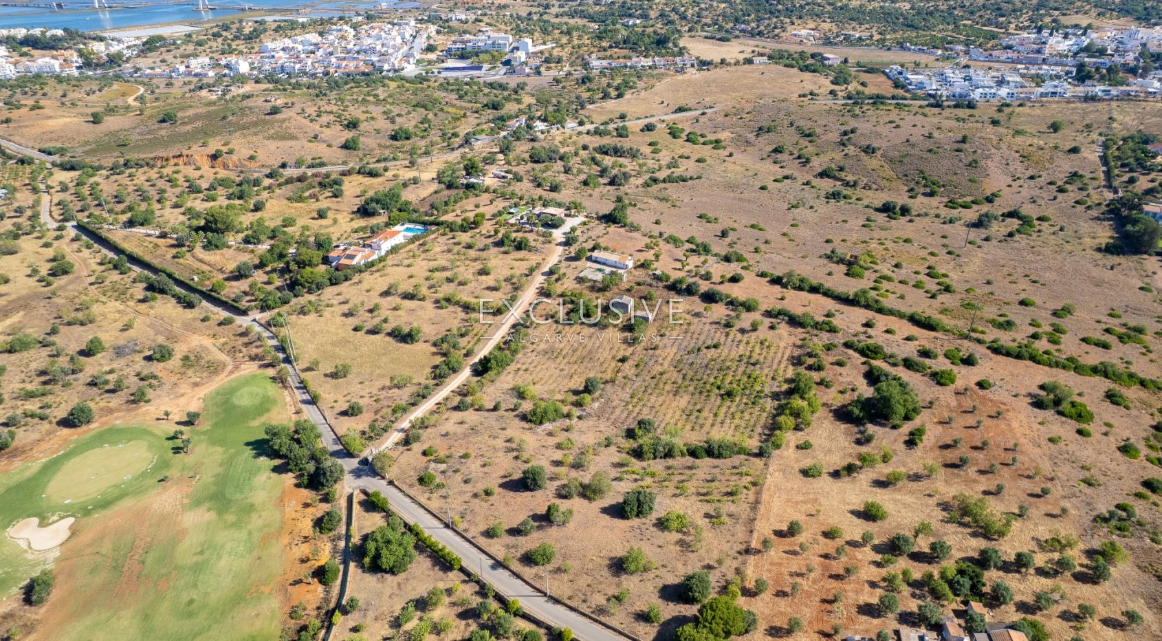 Grundstück mit Ruinen, Meer- und Golfblick in der Nähe des Golfplatzes in Lagoa