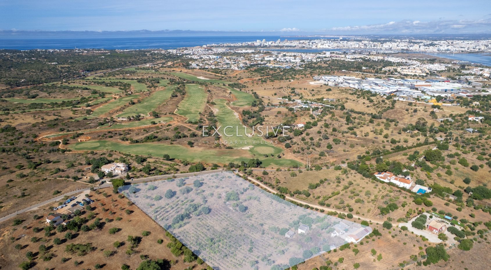 Grundstück mit Ruinen, Meer- und Golfblick in der Nähe des Golfplatzes in Lagoa