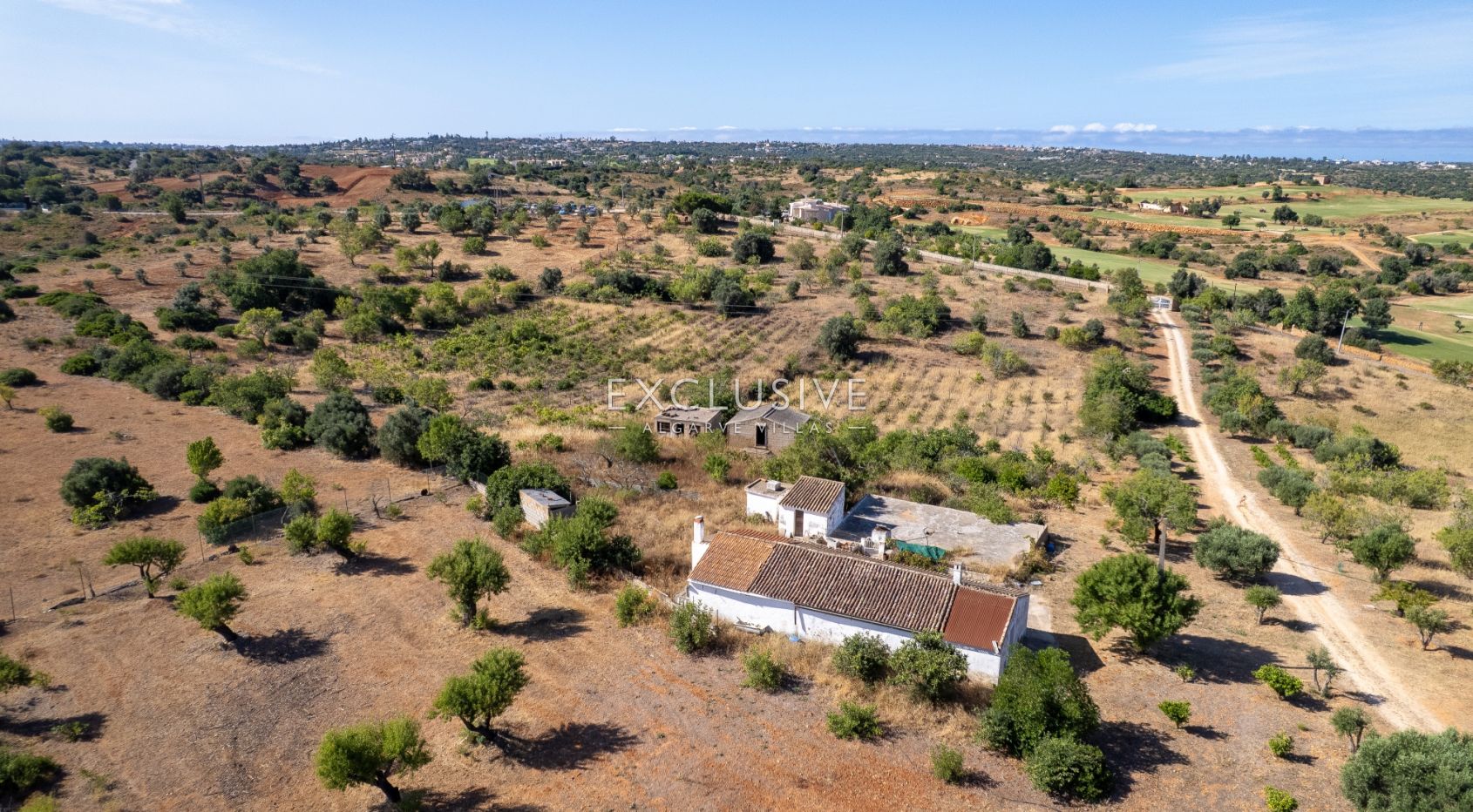 Grundstück mit Ruinen, Meer- und Golfblick in der Nähe des Golfplatzes in Lagoa