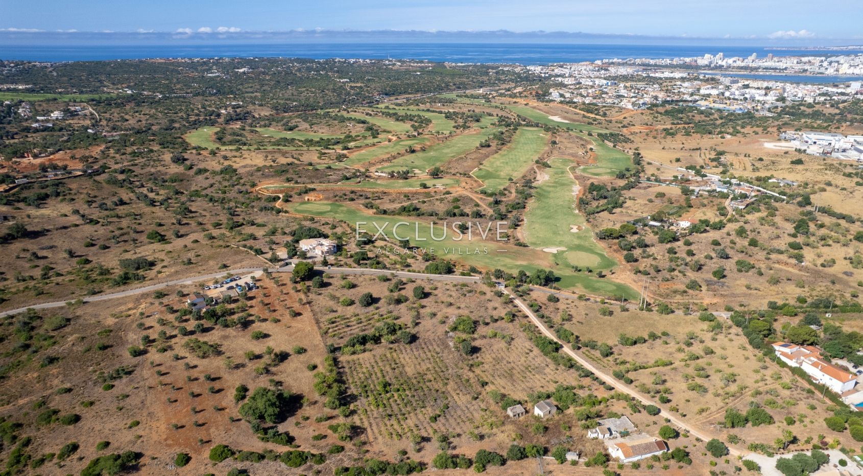 Grundstück mit Ruinen, Meer- und Golfblick in der Nähe des Golfplatzes in Lagoa