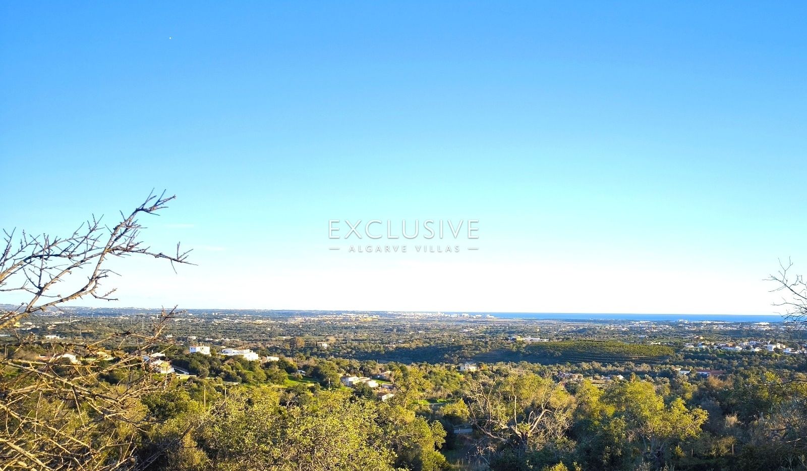 4 Grundstücke mit 2 Ruinen zum Bau von 2 Immobilien mit Meerblick in Albufeira