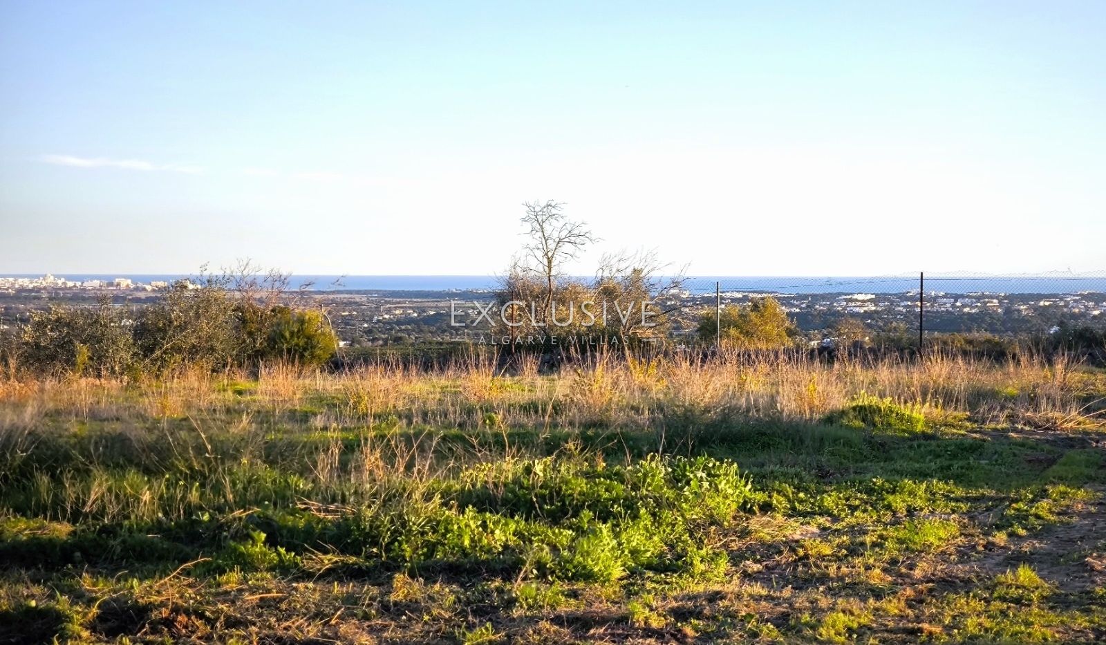 4 Grundstücke mit 2 Ruinen zum Bau von 2 Immobilien mit Meerblick in Albufeira