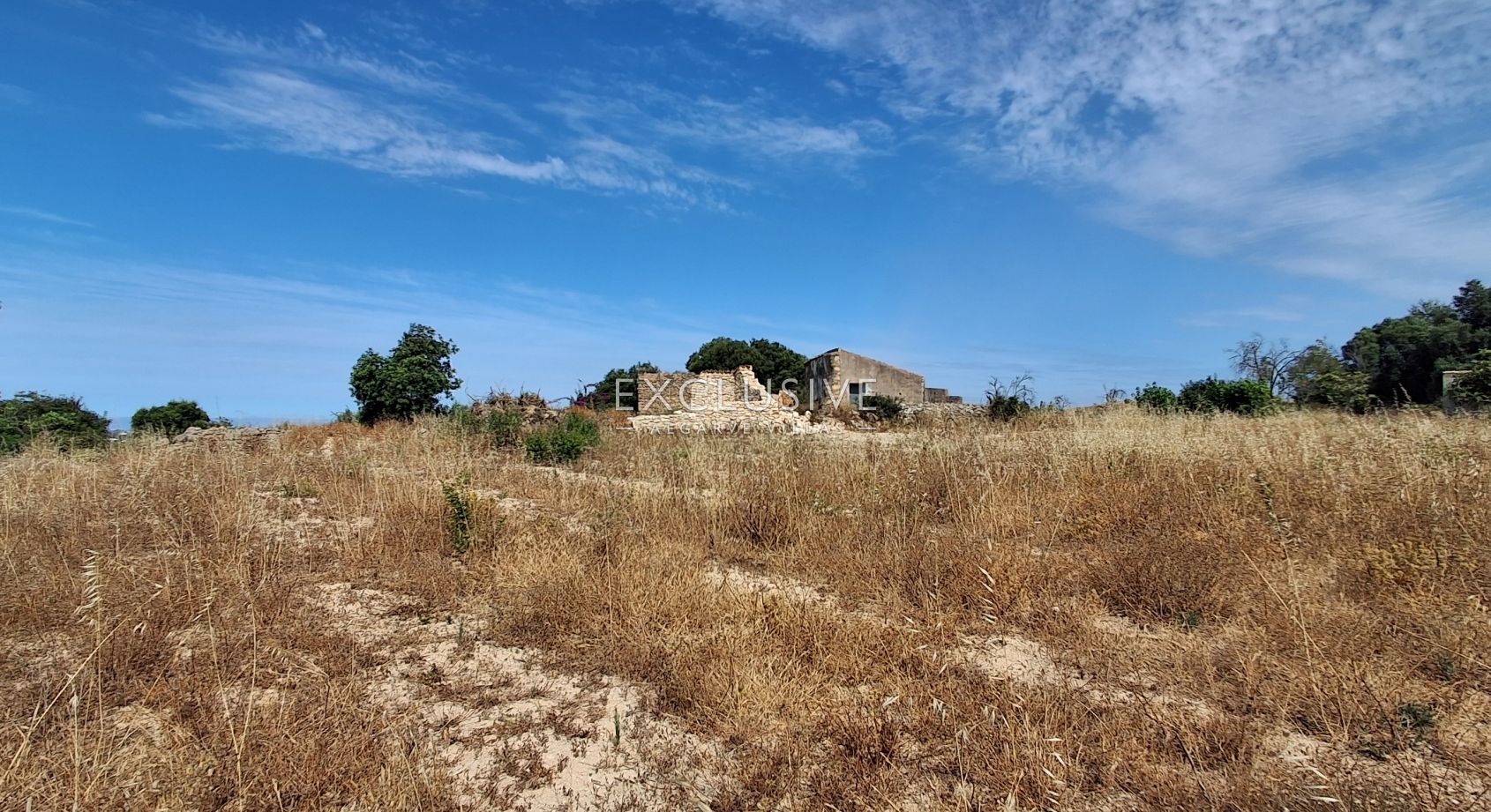 4 Grundstücke mit 2 Ruinen zum Bau von 2 Immobilien mit Meerblick in Albufeira