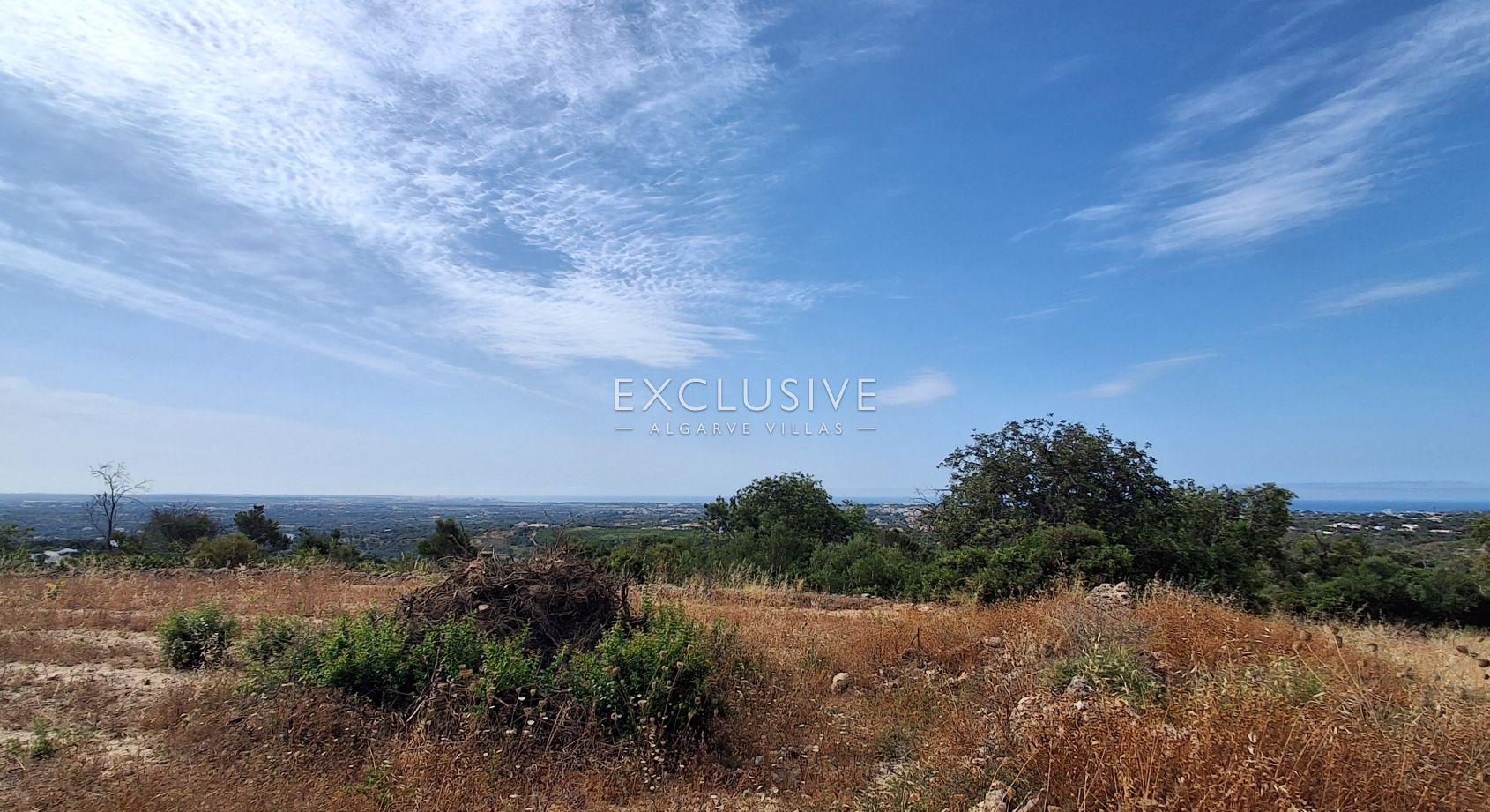 4 Grundstücke mit 2 Ruinen zum Bau von 2 Immobilien mit Meerblick in Albufeira