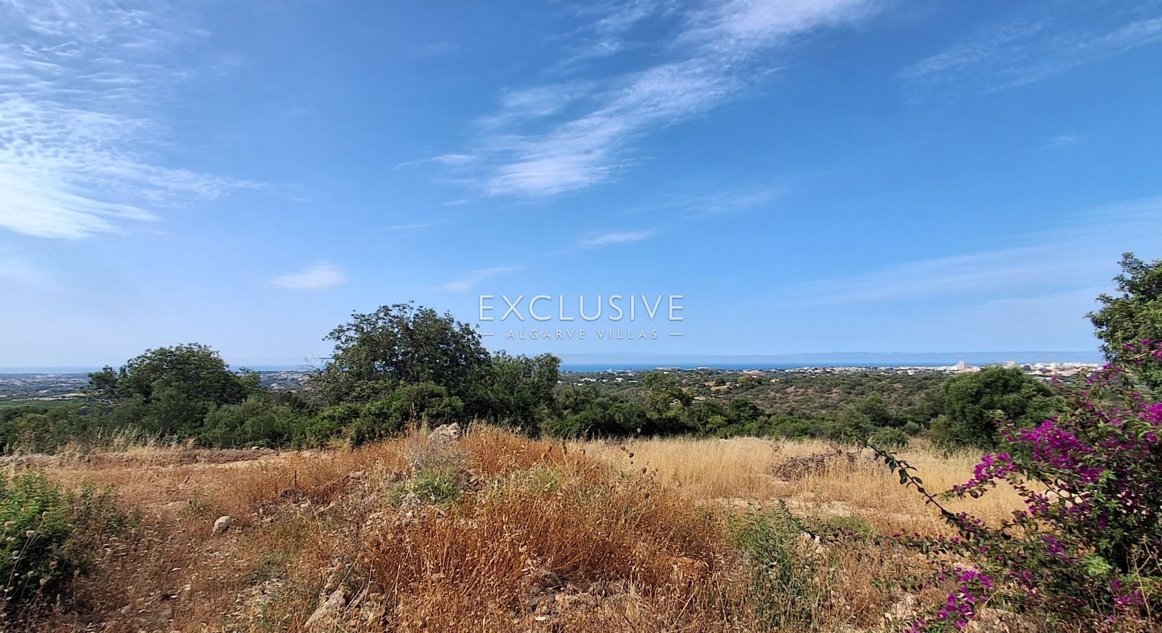 4 Grundstücke mit 2 Ruinen zum Bau von 2 Immobilien mit Meerblick in Albufeira
