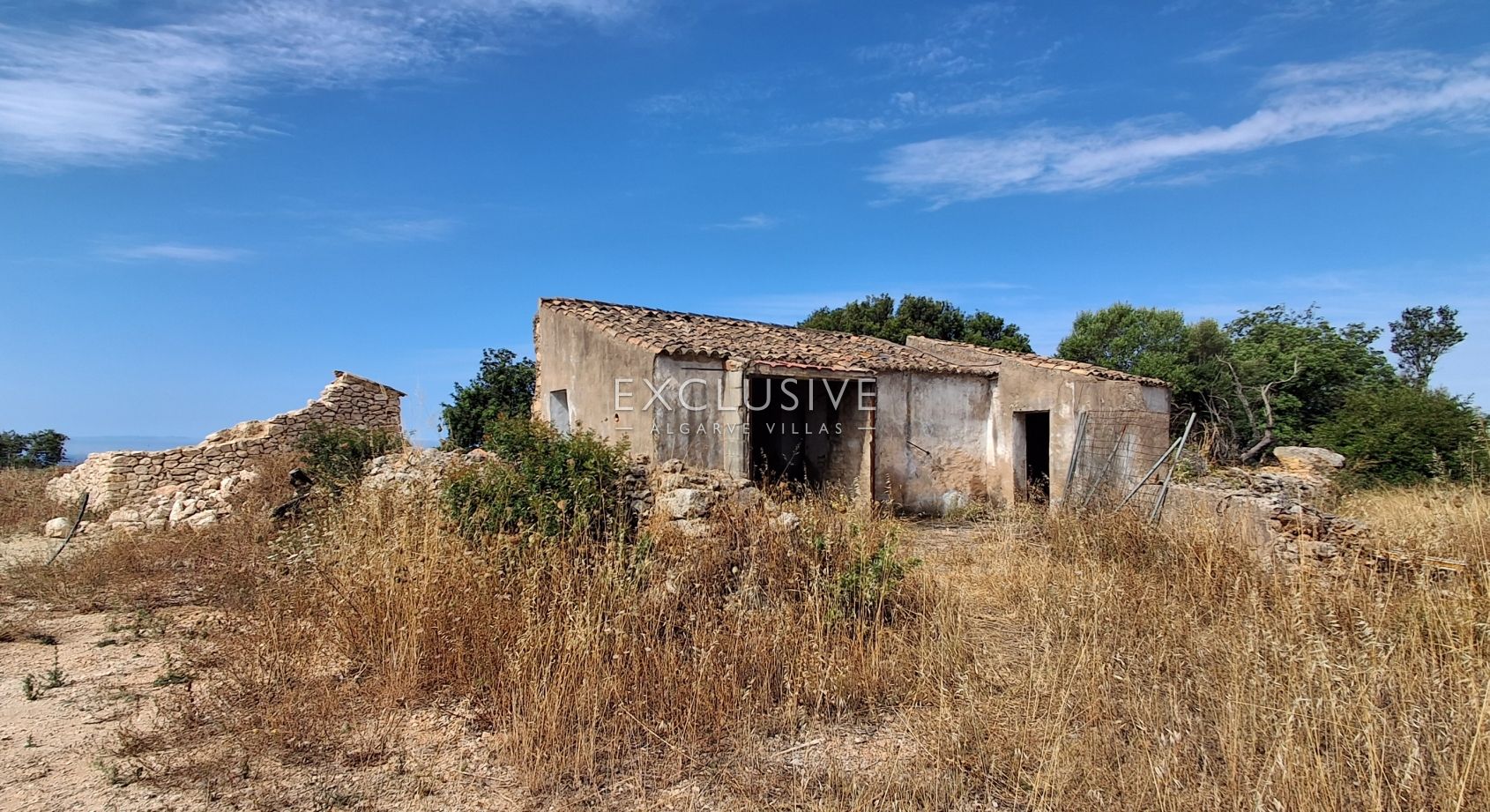 4 Grundstücke mit 2 Ruinen zum Bau von 2 Immobilien mit Meerblick in Albufeira