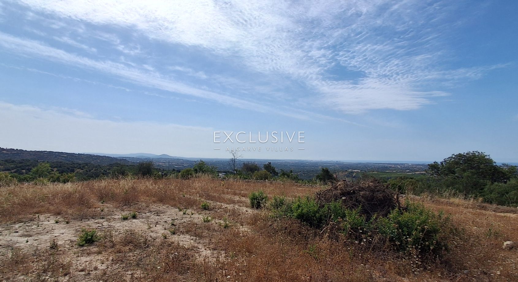 4 Grundstücke mit 2 Ruinen zum Bau von 2 Immobilien mit Meerblick in Albufeira