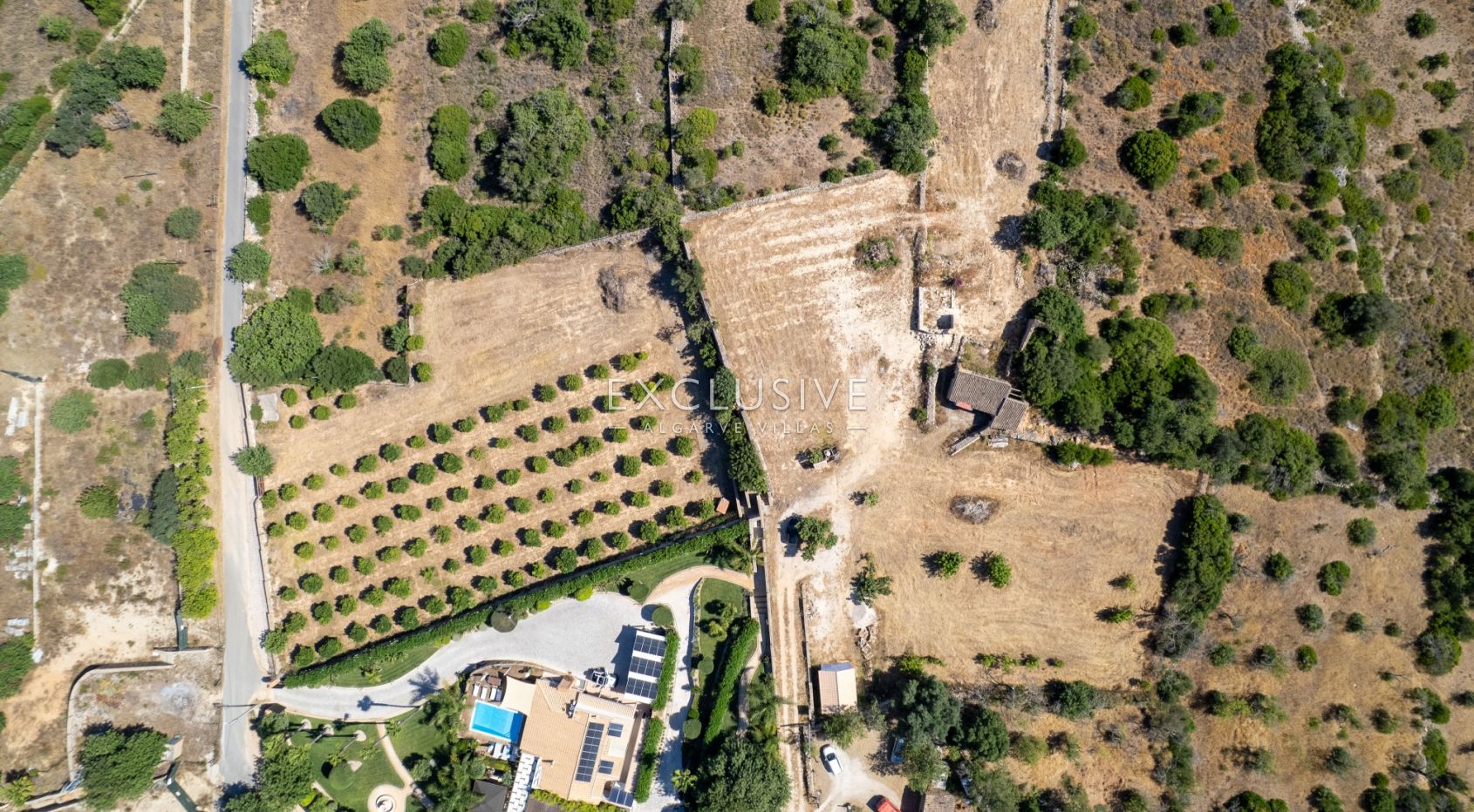 4 Grundstücke mit 2 Ruinen zum Bau von 2 Immobilien mit Meerblick in Albufeira