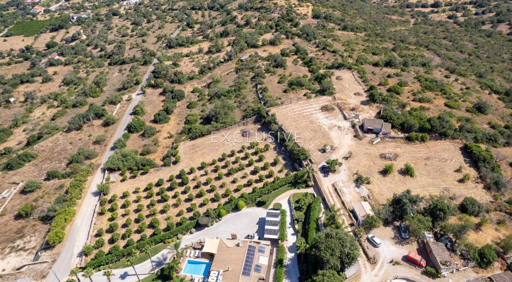 4 Grundstücke mit 2 Ruinen zum Bau von 2 Immobilien mit Meerblick in Albufeira