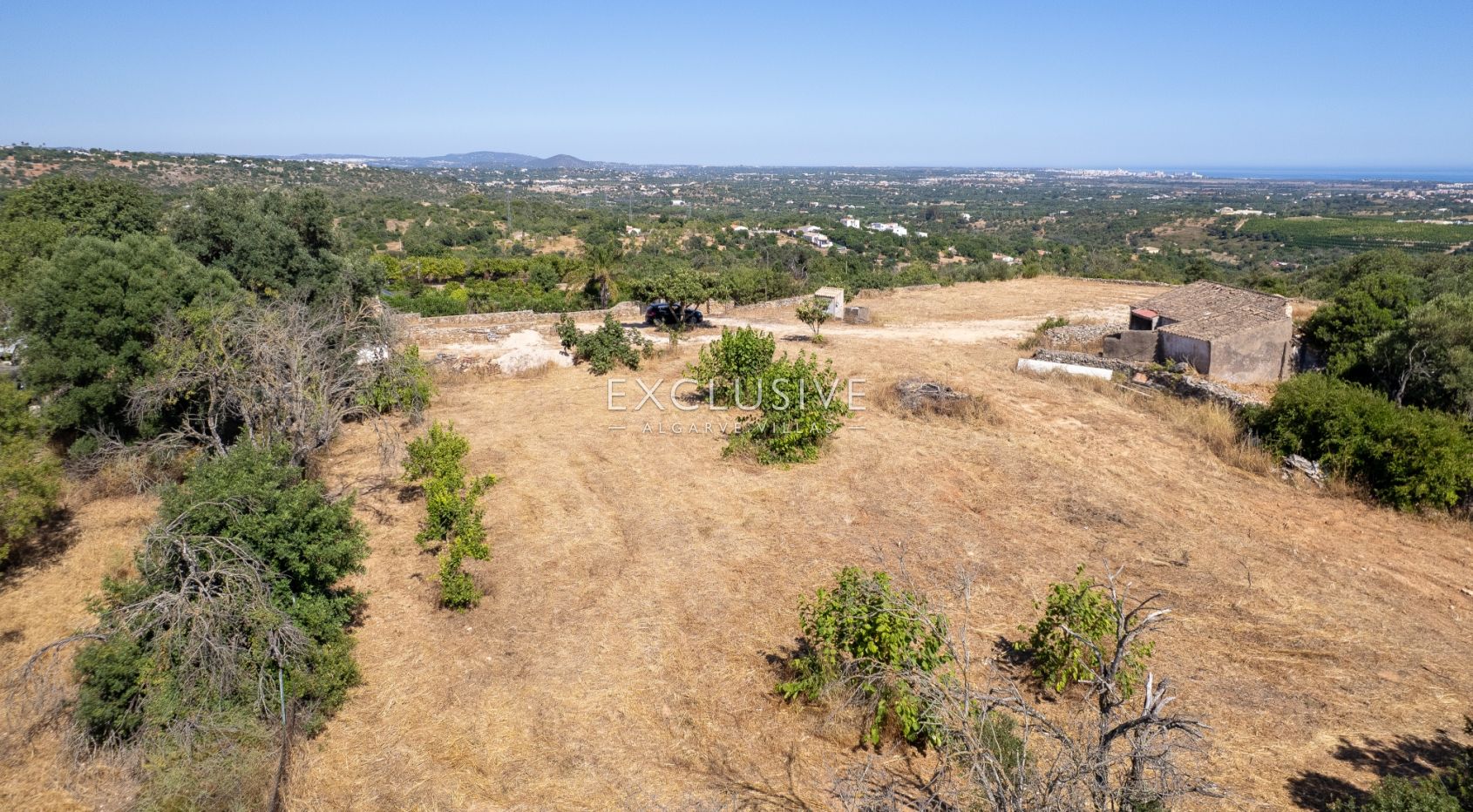 4 Grundstücke mit 2 Ruinen zum Bau von 2 Immobilien mit Meerblick in Albufeira