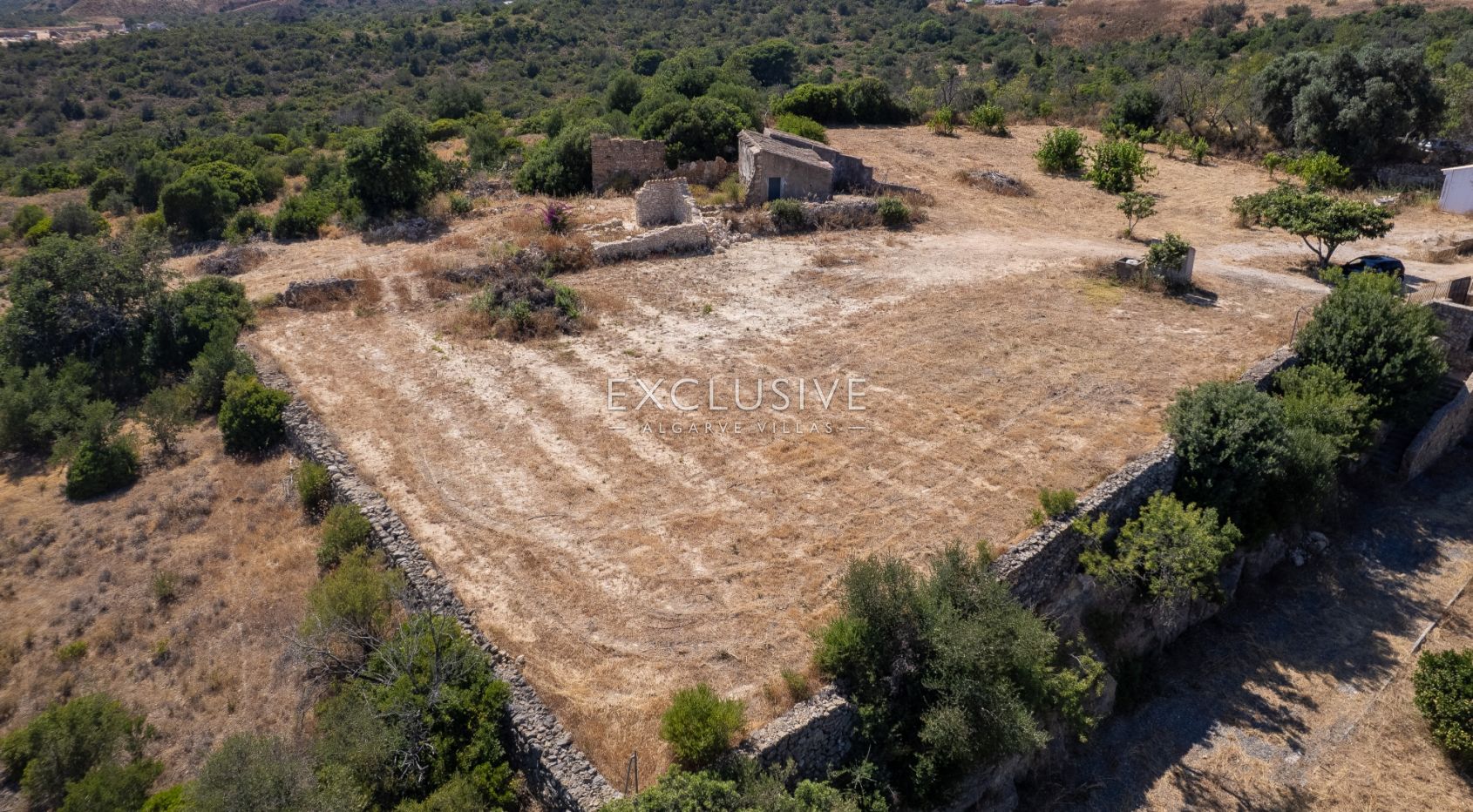 4 Grundstücke mit 2 Ruinen zum Bau von 2 Immobilien mit Meerblick in Albufeira