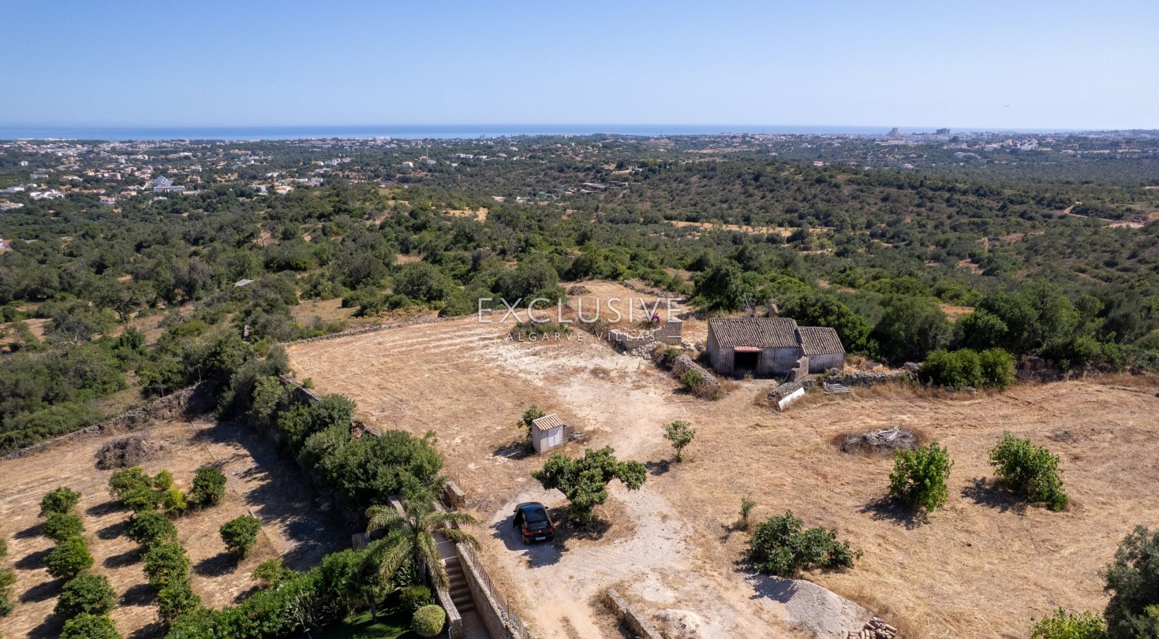 4 Grundstücke mit 2 Ruinen zum Bau von 2 Immobilien mit Meerblick in Albufeira