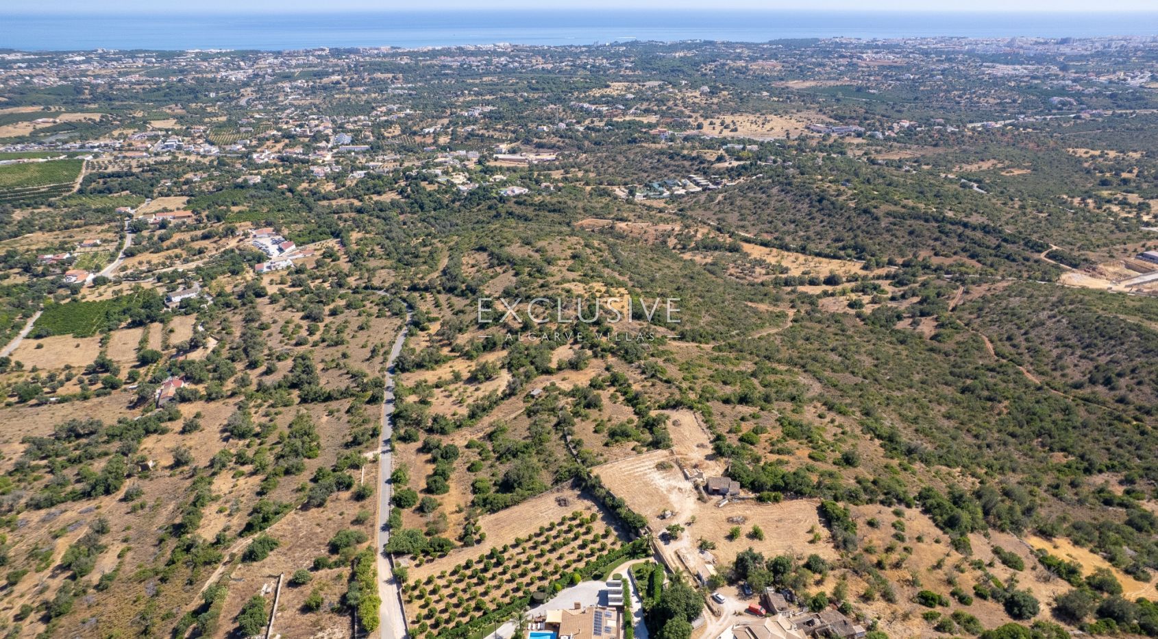 4 Grundstücke mit 2 Ruinen zum Bau von 2 Immobilien mit Meerblick in Albufeira