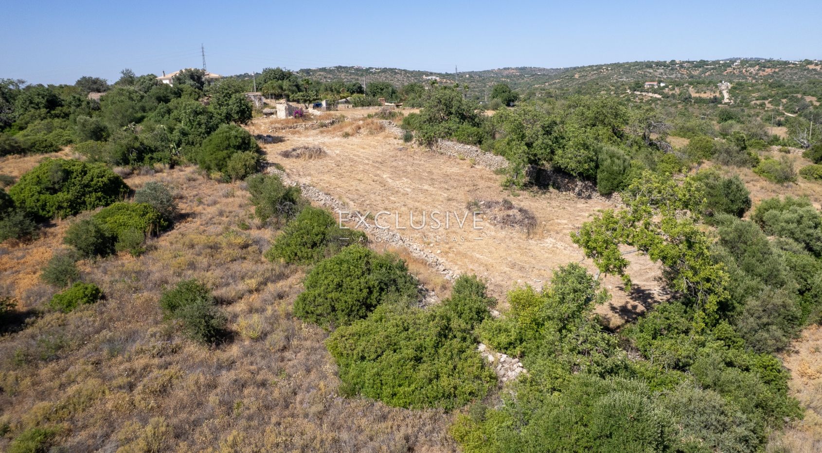 4 Grundstücke mit 2 Ruinen zum Bau von 2 Immobilien mit Meerblick in Albufeira