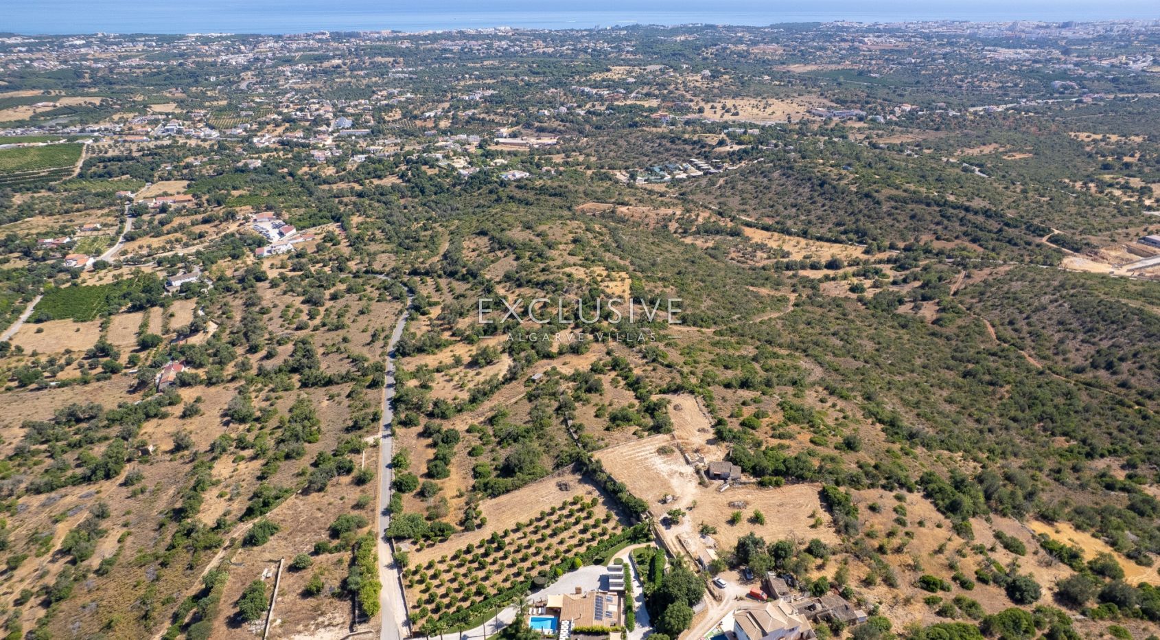 4 Grundstücke mit 2 Ruinen zum Bau von 2 Immobilien mit Meerblick in Albufeira
