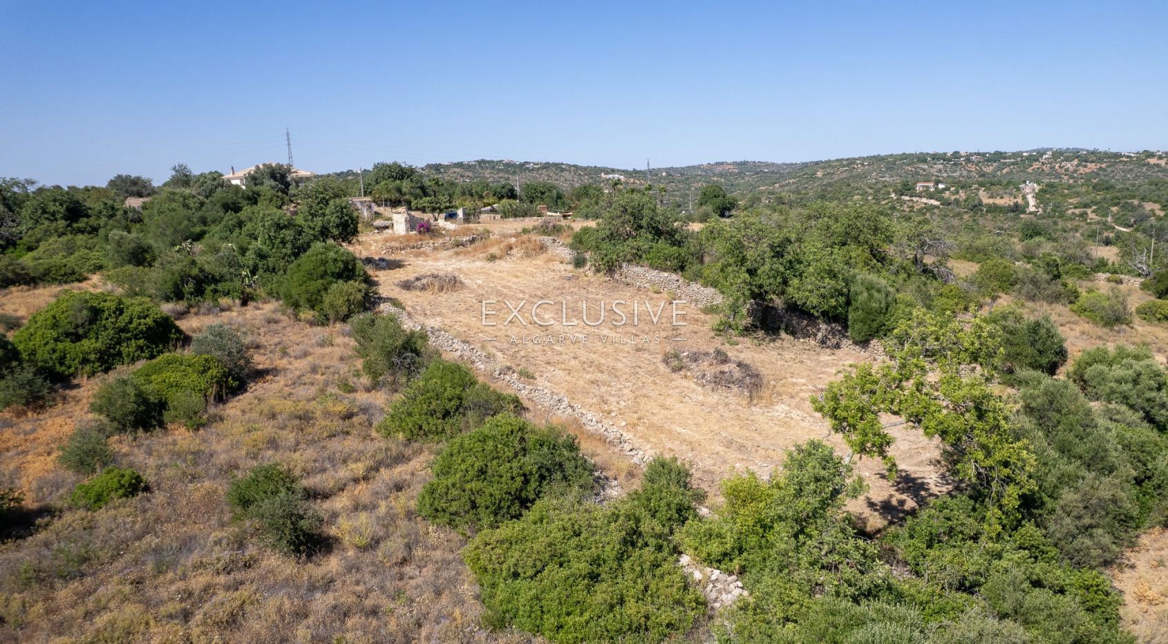4 Grundstücke mit 2 Ruinen zum Bau von 2 Immobilien mit Meerblick in Albufeira