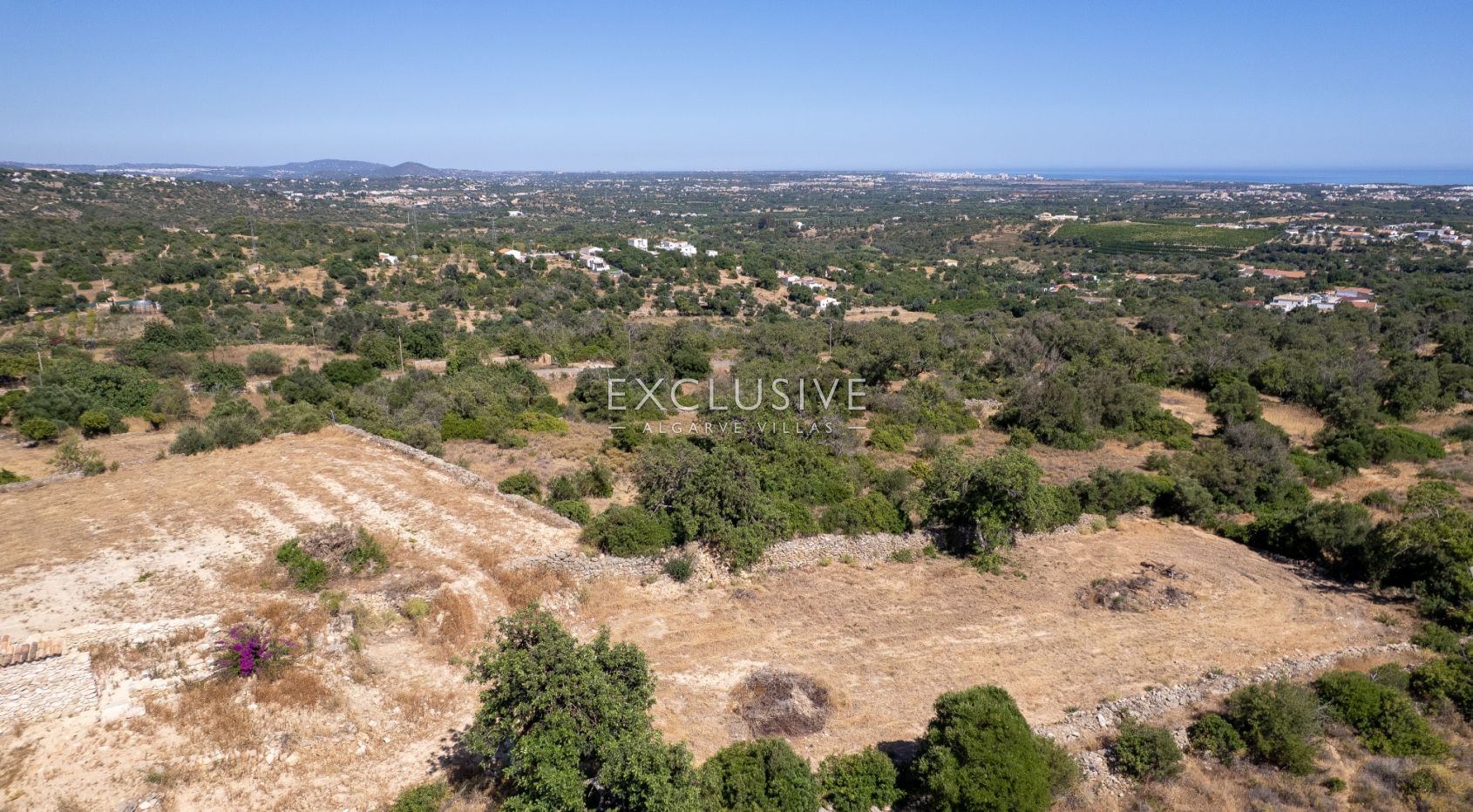 4 Grundstücke mit 2 Ruinen zum Bau von 2 Immobilien mit Meerblick in Albufeira