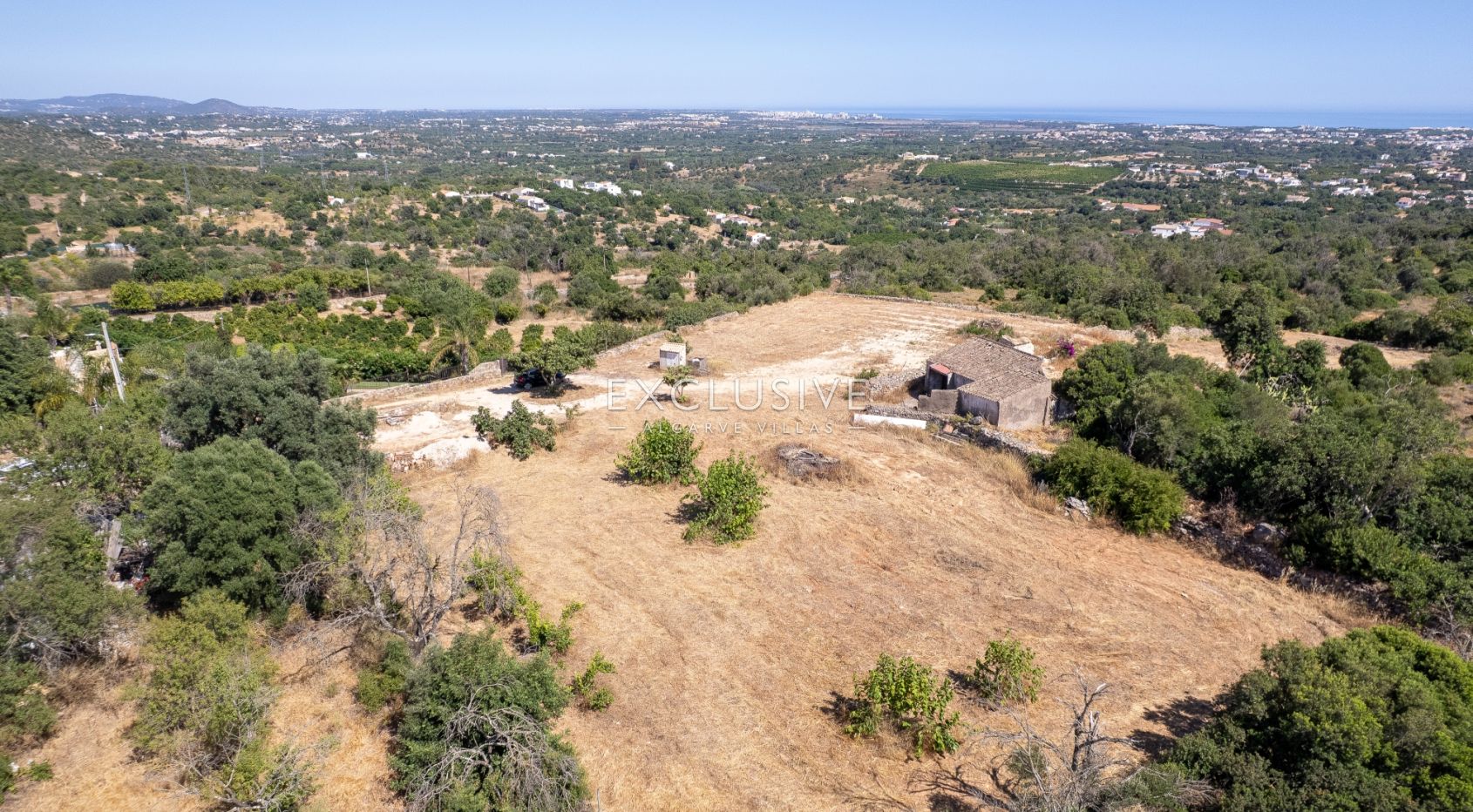 4 Grundstücke mit 2 Ruinen zum Bau von 2 Immobilien mit Meerblick in Albufeira
