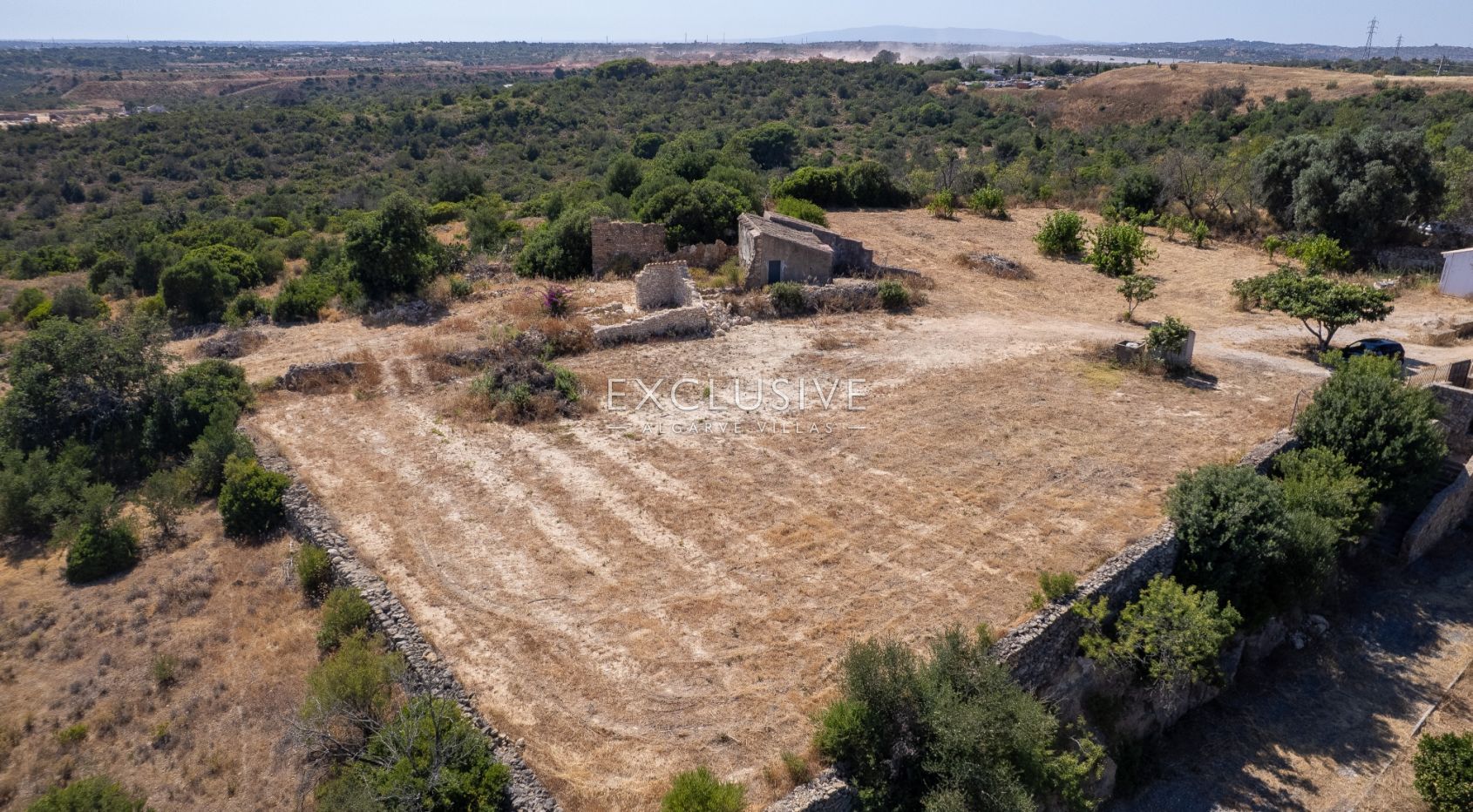4 Grundstücke mit 2 Ruinen zum Bau von 2 Immobilien mit Meerblick in Albufeira