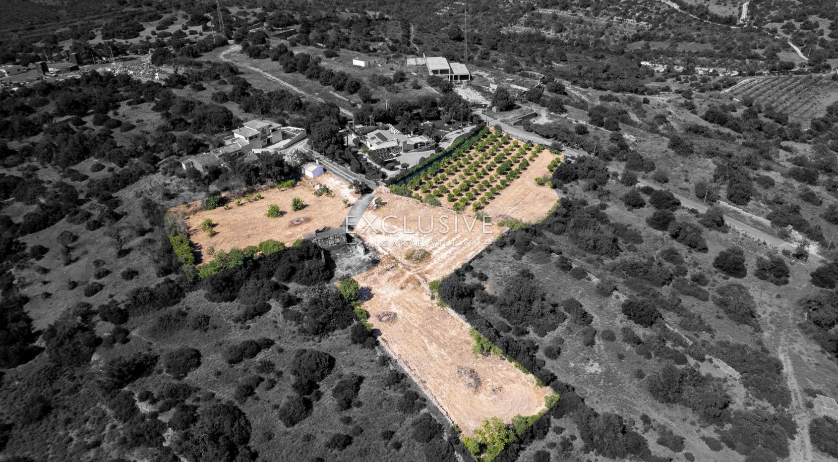 4 Grundstücke mit 2 Ruinen zum Bau von 2 Immobilien mit Meerblick in Albufeira