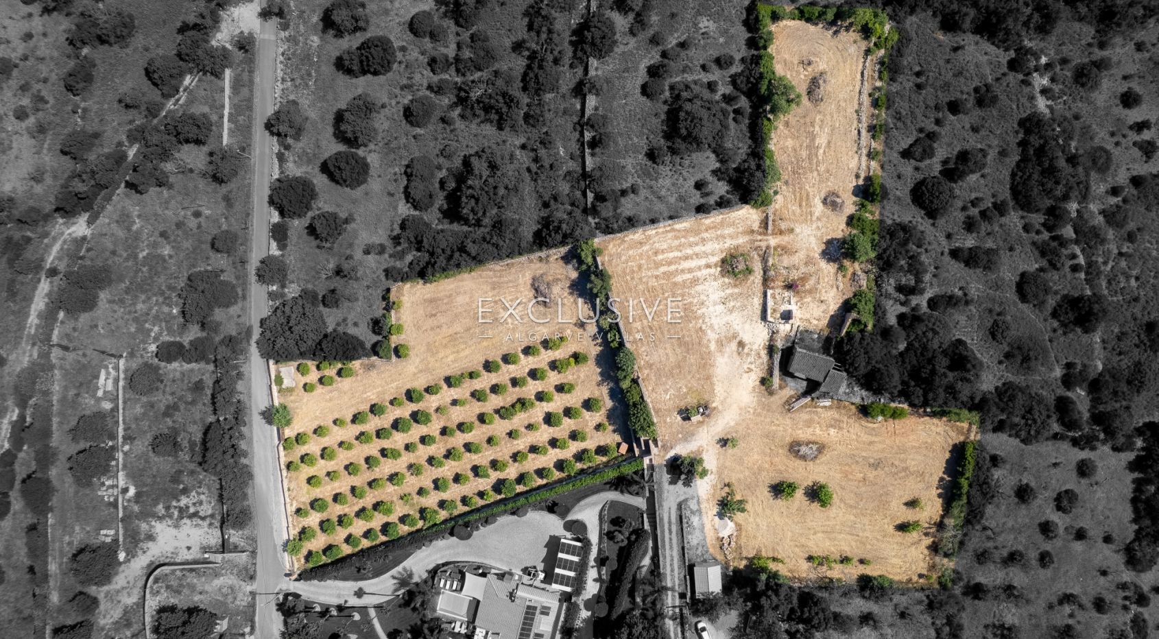 4 Grundstücke mit 2 Ruinen zum Bau von 2 Immobilien mit Meerblick in Albufeira