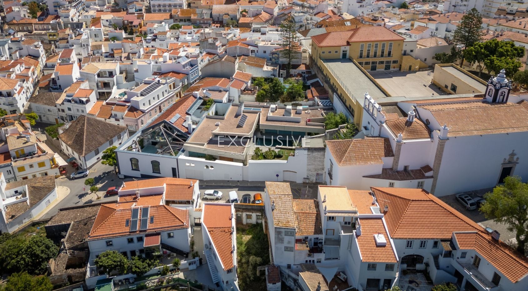 Grundstück zum Bau eines Reihenhauses mit Garten und Pool im historischen Zentrum von Lagos an der A