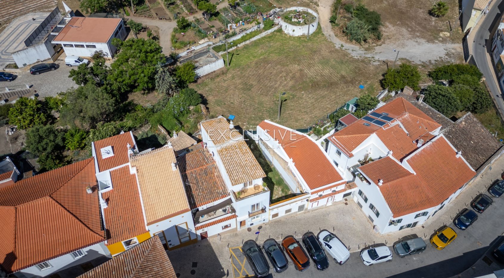 Grundstück zum Bau eines Reihenhauses mit Garten und Pool im historischen Zentrum von Lagos an der A