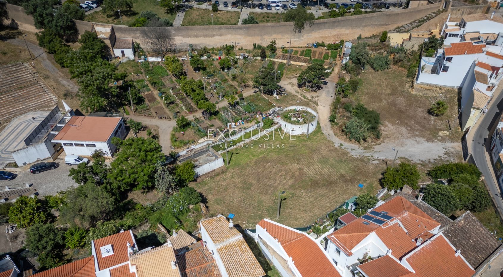 Grundstück zum Bau eines Reihenhauses mit Garten und Pool im historischen Zentrum von Lagos an der A