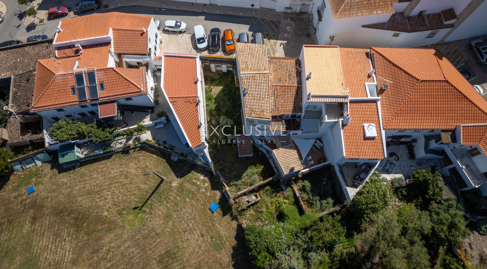 Grundstück zum Bau eines Reihenhauses mit Garten und Pool im historischen Zentrum von Lagos an der A